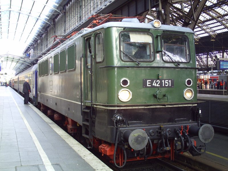 E42 151 steht mit einem Sdz im Klner Hbf auf Gleis 1