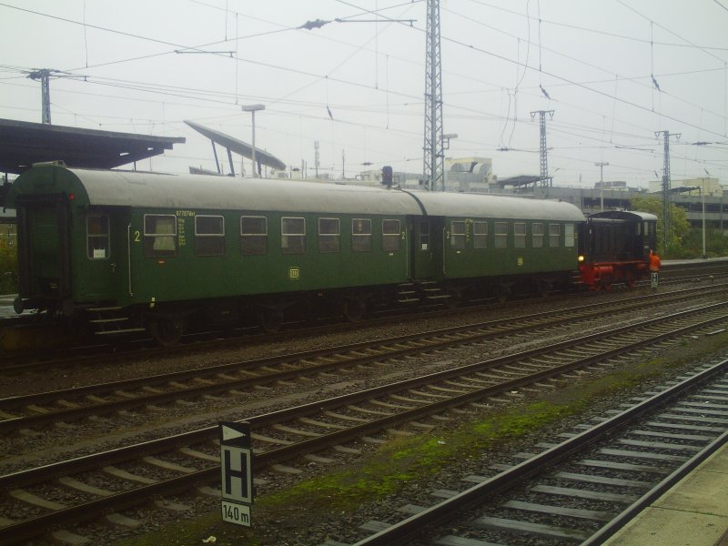 V36 412 steht mit 2 Umbauwagen am 05.10.2008 im Dortmunder Hbf