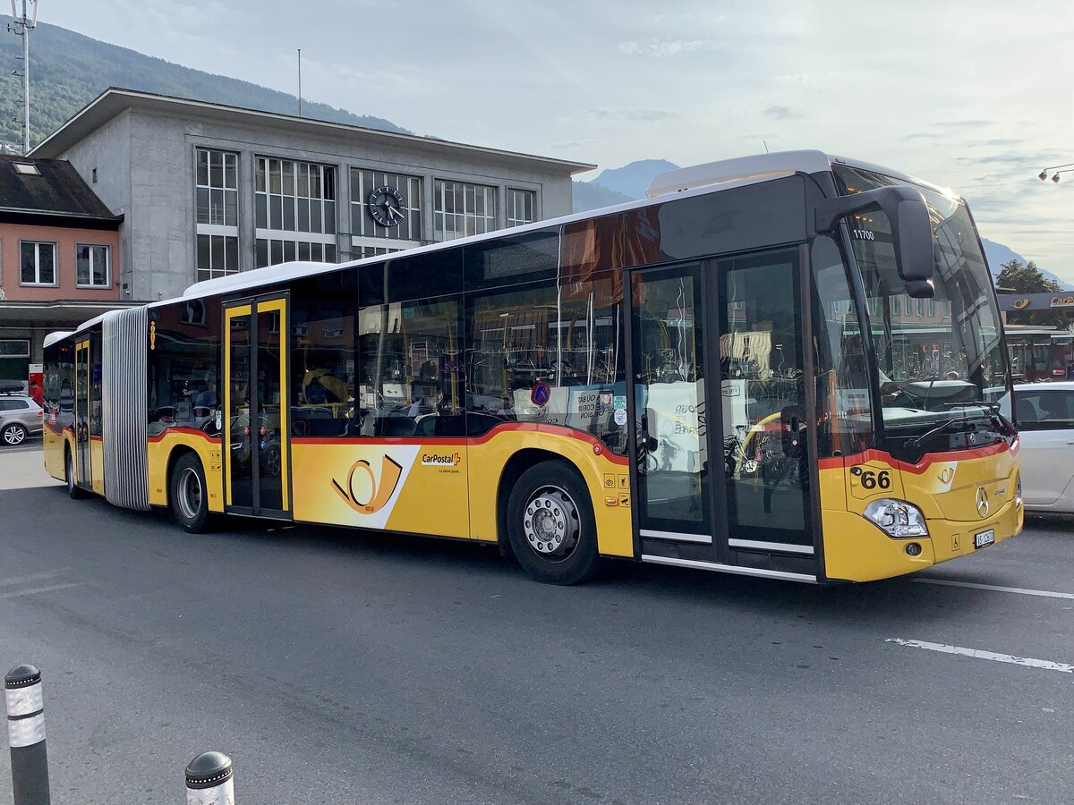 Der MB C2 G '11700'  VS 12670  der PostAuto Regie Sitten Am 28.9.21 nach der Abfahrt beim Bahnhof Sitten.