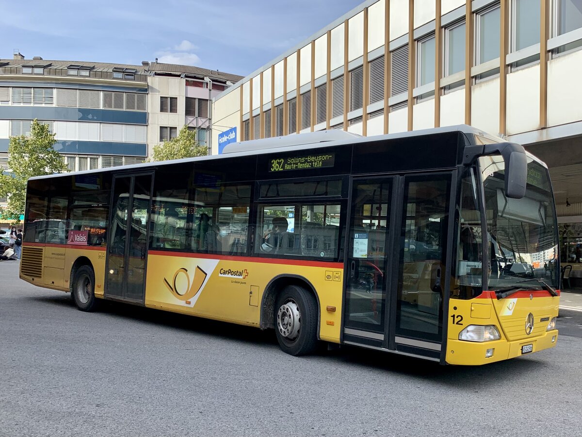 Der MB Citaro '3529'  VS 241 966  der PostAuto Regie Sitten (ex. Regie Brig) am 28.9.21 bei der Abfahrt vom Bahnhofplatz in Sitten.