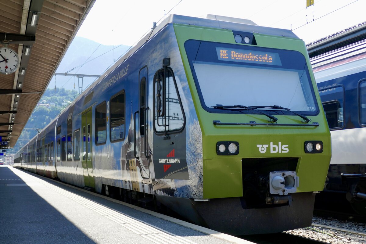 Die BLS NINA RABe 525 015 mit Gurten Vollwerbung am 17.6.23 im Bahnhof Brig.