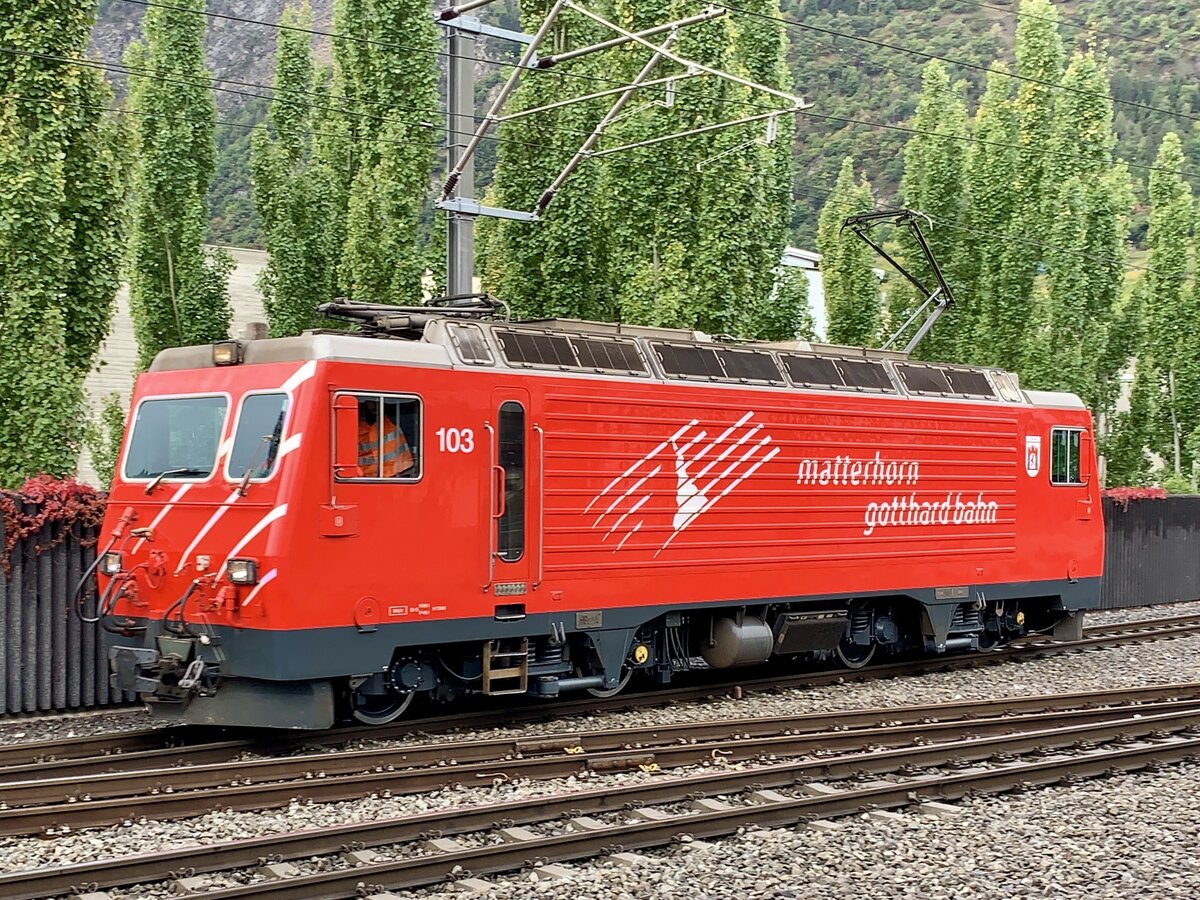Die HGe 4/4 103  Chur  am 7.10.20 nach der Abfahrt im Bahnhof Visp.