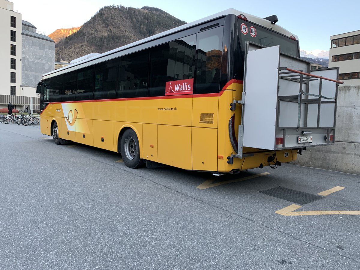 Heckansicht eines Iveco Crossway von PostAuto am 20.3.19 auf dem Bahnhofplatz Visp.