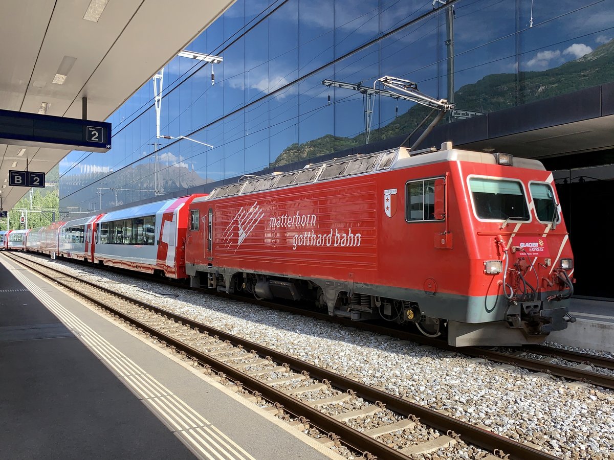 MGB HGe 4/4 101  Ville de Sion  mit einem Glacier Express am 25.7.20 bei der Durchfahrt in Visp.