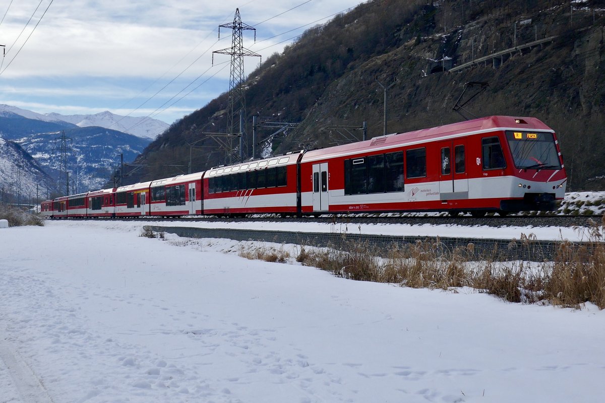 MGB Komet ABDeh 4/10 2012 mit einem ABDeh 4/8 und einem BDkt am Zugschluss am 25.12.17 bei Gamsen.