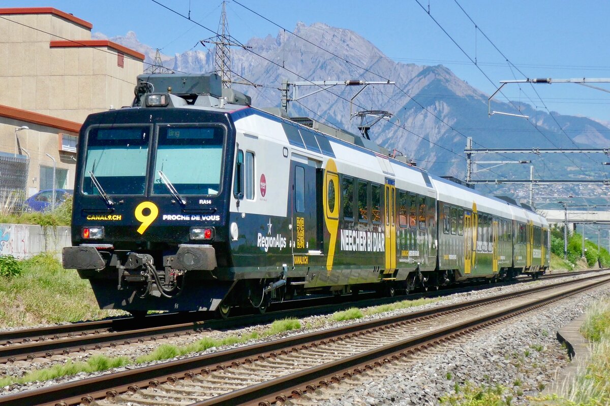 Nachschuss auf den Domino RA14 RBDe 560 414 am 13.8.22 bei Chamoson.