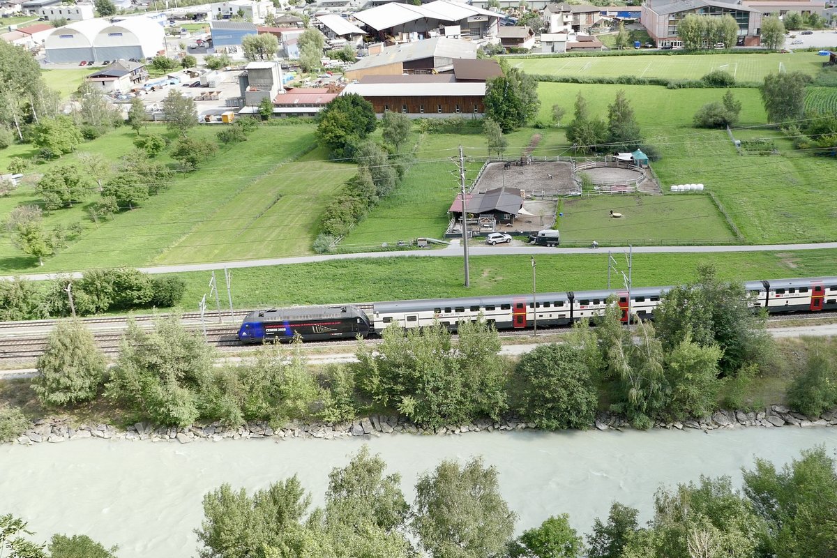 Re 460 031 mit Ceneri Werbung zieht am 23.7.18 ihren IC 2000 Richtung Brig.