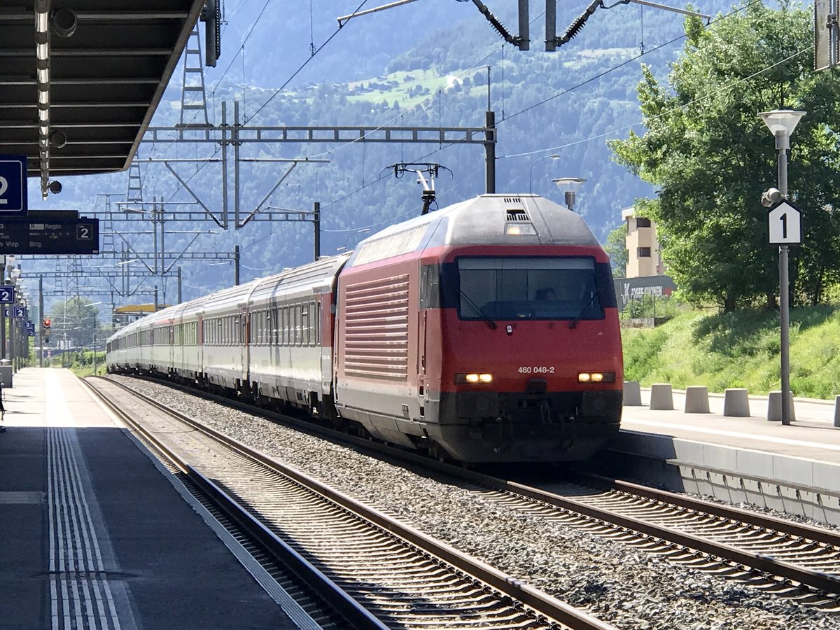 Re 460 048  Züri Wyland  am 15.7.17 bei der Durchfahrt in Leuk.