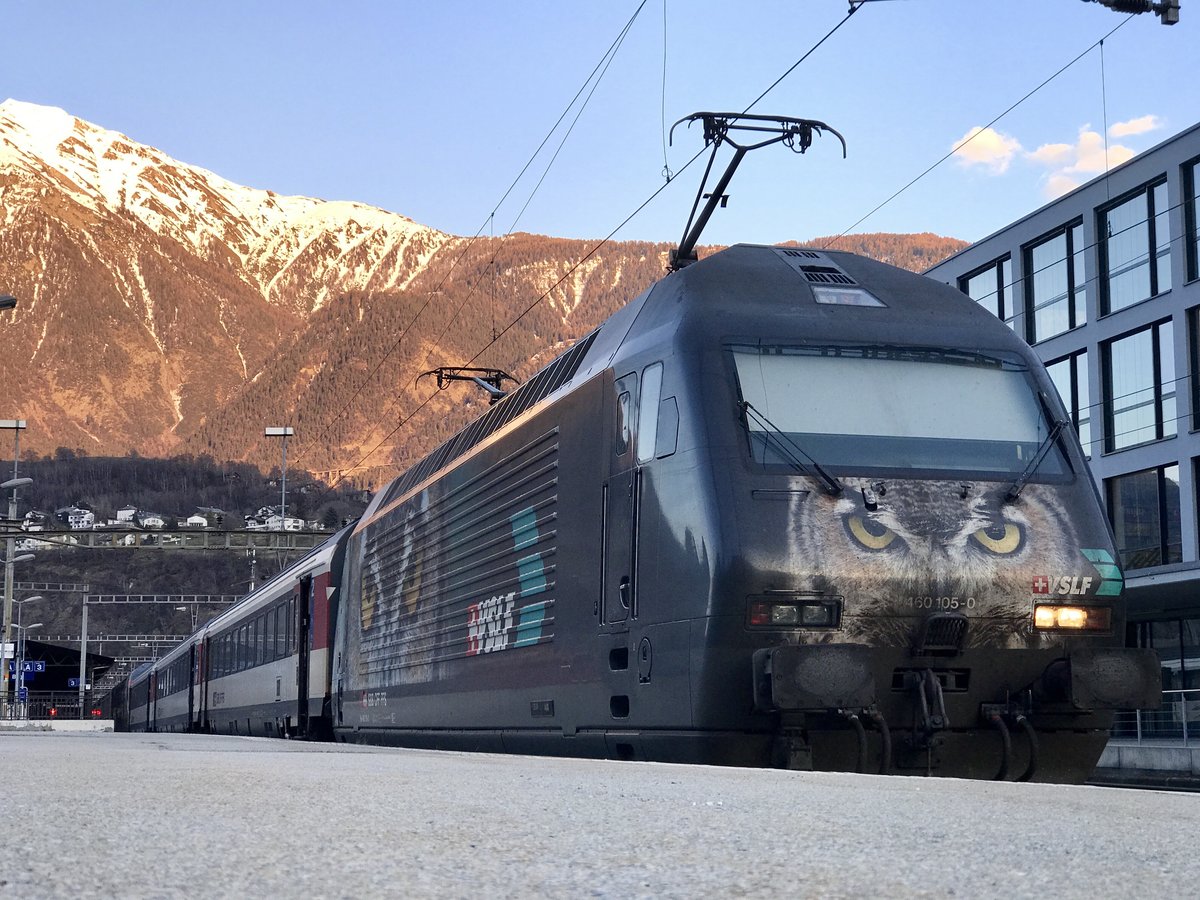 Re 460 105 mit VSLF Werbung am 17.3.17 im Bahnhof Brig.