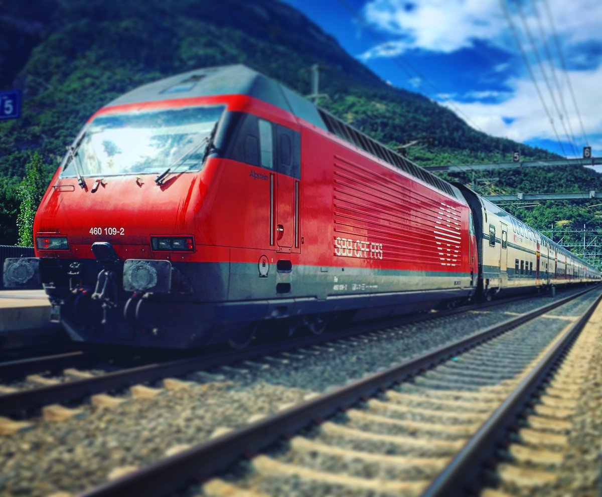 Re 460 109  Alpstein  mit einem IC nach Romanshorn beim warten im Bhf Visp am 5.9.15.