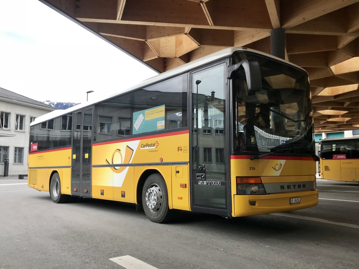 Setra 313 UL PostAuto vom PU Buchard Voyages am 9.4.18 auf dem Bahnhofplatz von Sitten.