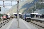 Die Re 620 016  Illnau-Effretikon  und die Re 460 078 Vollwerbung Nendaz am 17.8.23 im Bahnhof Visp.