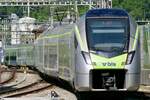 Die MIKA RABe 528 114  Frutigen  und eine weitere verlassen am 17.6.23 den Bahnhof Brig.