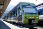Die BLS NINA RABe 525 015 mit Gurten Vollwerbung am 17.6.23 im Bahnhof Brig.