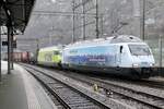 Die Re 465 016 mit Vollwerbung Stockhorn und die Re 465 012 am 12.12.23 bei der Einfahrt in Brig.
