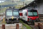 Die RegionAlps Dominos RA14 mit Kanal 9 Vollwerbung und RA12 am 8.8.23 beim Bahnhof Brig abgestellt.