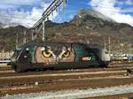 VSLF Werbelok Re 460 105 am 21.11.15 beim Umsetzten im Feld von Brig.
