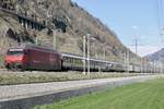 Die Re 460 032 zieht ihren IR 90 nach Genf, am 24.