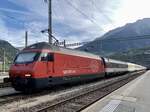 Die Re 460 111  Kempt  steht am 16.10.23 mit einem Zusatzmodul im Bahnhof Brig abgestellt.