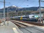 Der RegionAlps Domino RA14 mit der Kanal 9 Vollwerbung am 10.4.23 beim Bahnhof Brig abgestellt.
