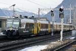 Der Domino RA14 ABt 954 mit Kanal 9 Vollwerbung am 9.12.23 bei der Einfahrt in den Bahnhof Brig.