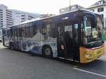 Ersatzfahrzeug des Ortsbus mit Werbung für Swiss Alpina Mineralwasser am 13.12.16 auf dem Bahnhofplatz Brig.