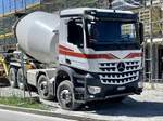 Ein MB Actros Betonmischer von Hosennen Transporte am 22.4.20 bei einer Baustelle in Glis.