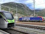 Die BLS MIKA RABe 528 118 und die Re 474 002 am 16.10.23 im Bahnhof Brig.