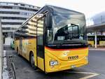 Der Iveco Crossway 10.8M '10518'  VS 48333  vom PU Autotour, Visp am 2.2.23 auf dem Bahnhofplatz Visp.